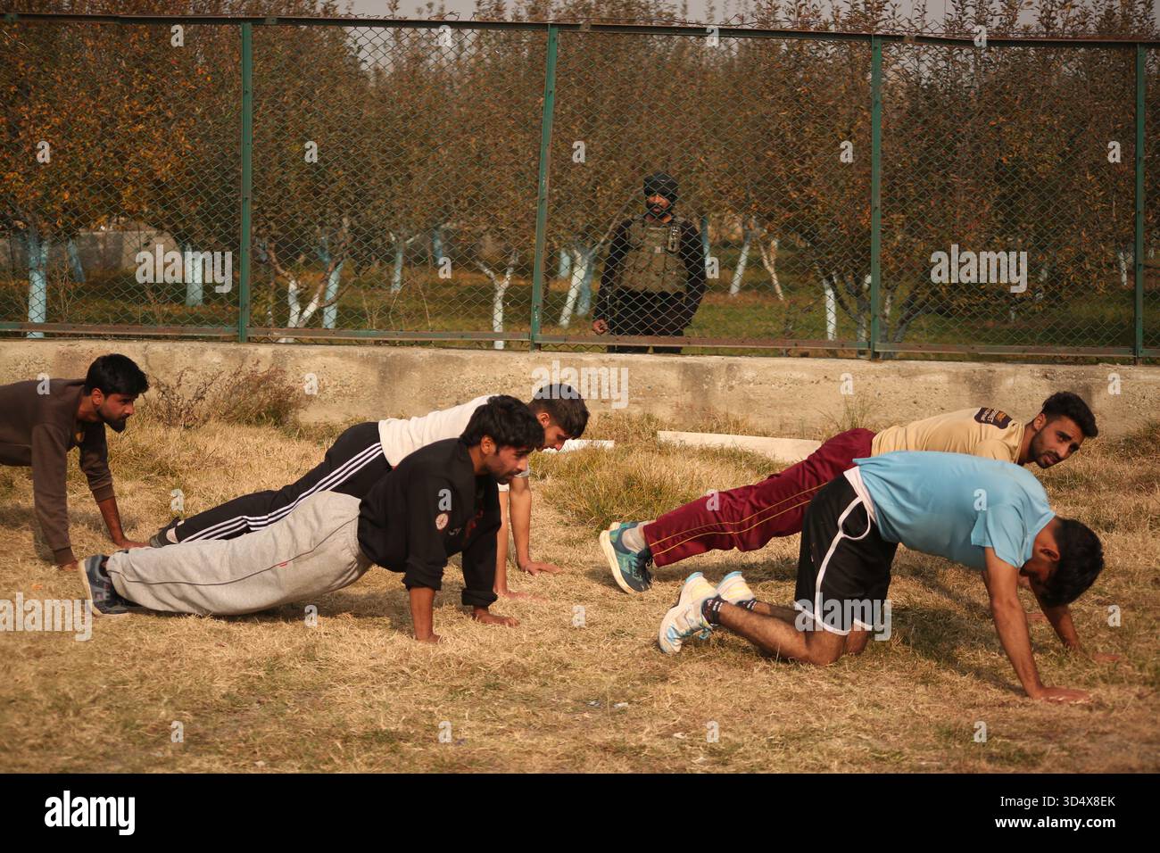 Srinagar, Indien. November 2025. „In Jammu und Kaschmir wurde von der Rashtriya Rifles (RR)-Einheit 55 in Pulwama ein Sensibilisierungslager für die Rekrutierung der Territorialarmee für angehende Kandidaten organisiert.“ (Foto: Nisar UL Haq Allaie/Pacific Press) Credit: Pacific Press Media Production Corp./Alamy Live News Stockfoto