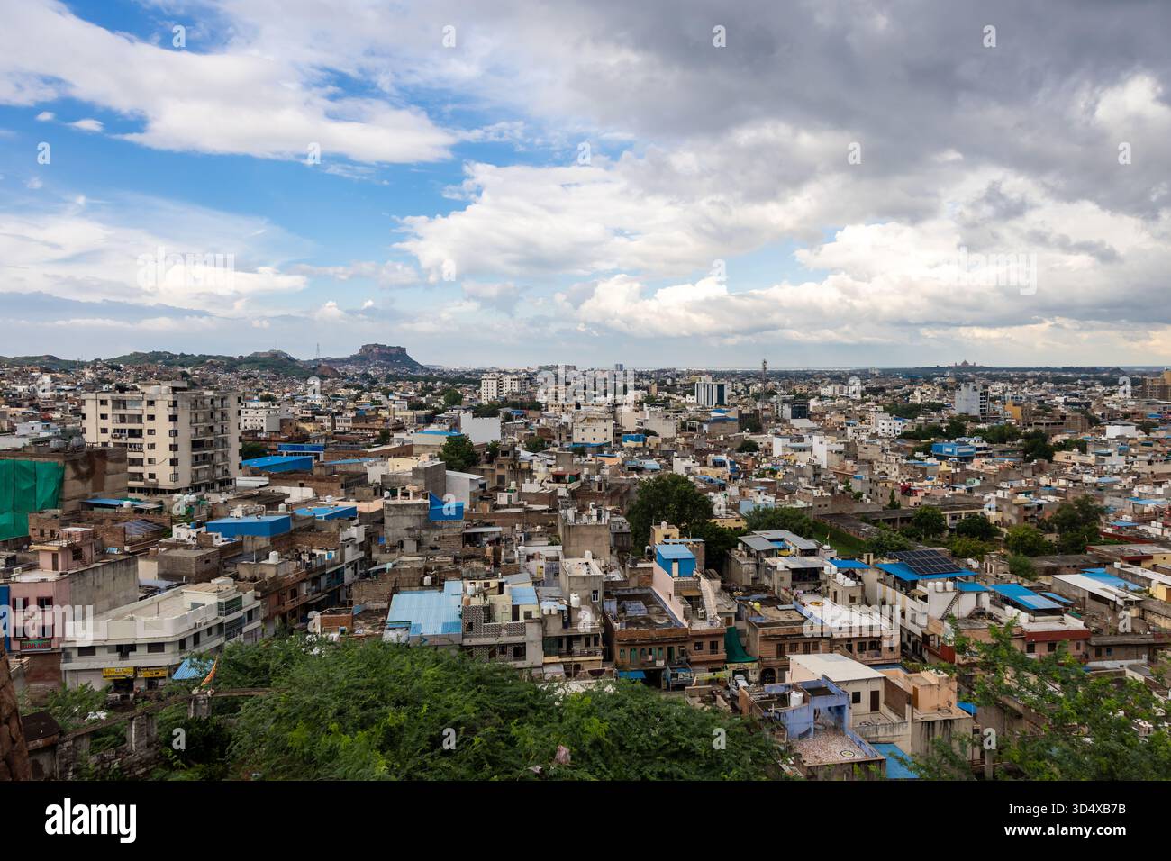 Panoramablick auf indische Stadtgebäude unter bewölktem Monsunhimmel Stockfoto