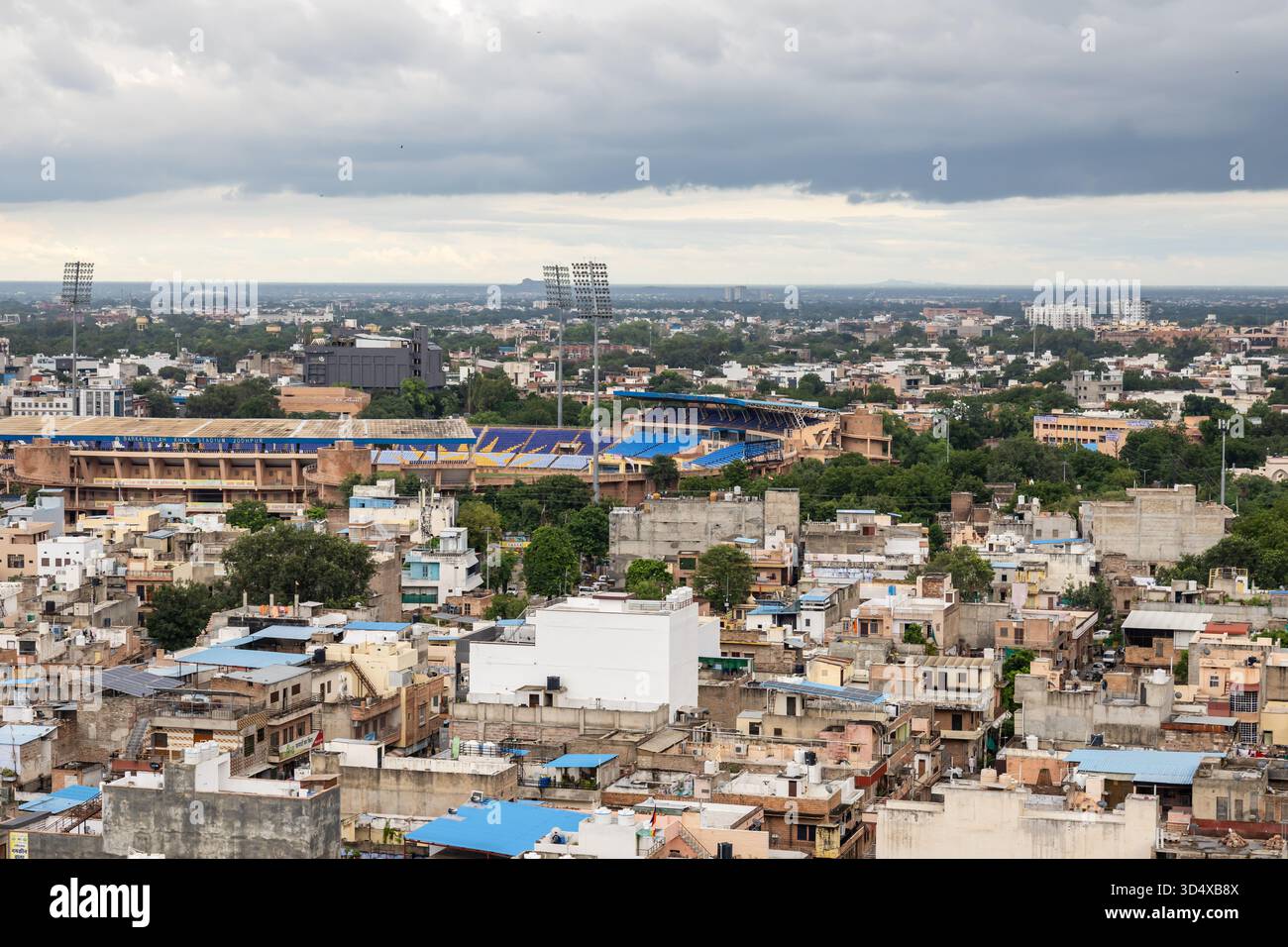 Bevölkerte indische Stadt mit dramatischer Himmelsbedeckung während der Monsunsaison am Nachmittag Stockfoto