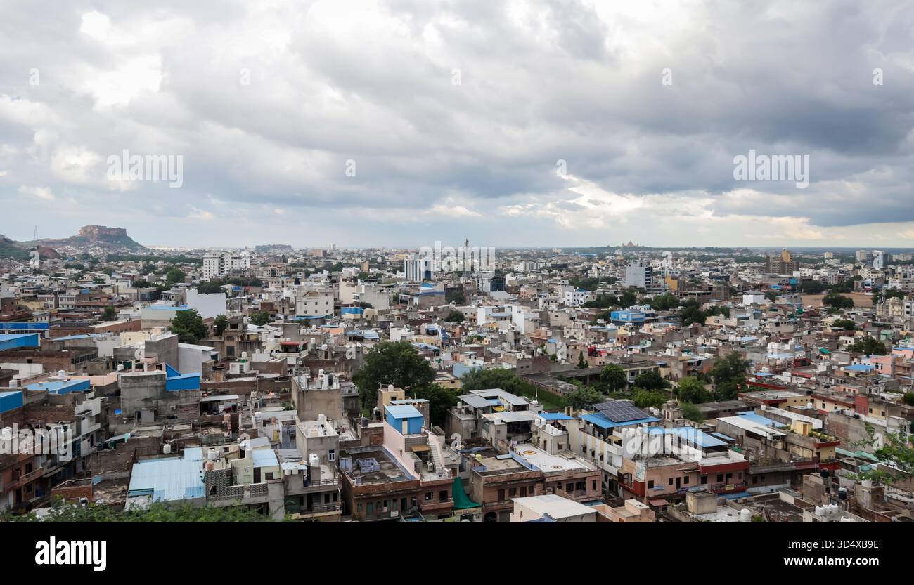 Panoramablick auf die städtische Stadtlandschaft mit überfüllten Gebäuden der indischen Stadt unter einem schweren bedeckten Himmel Stockfoto