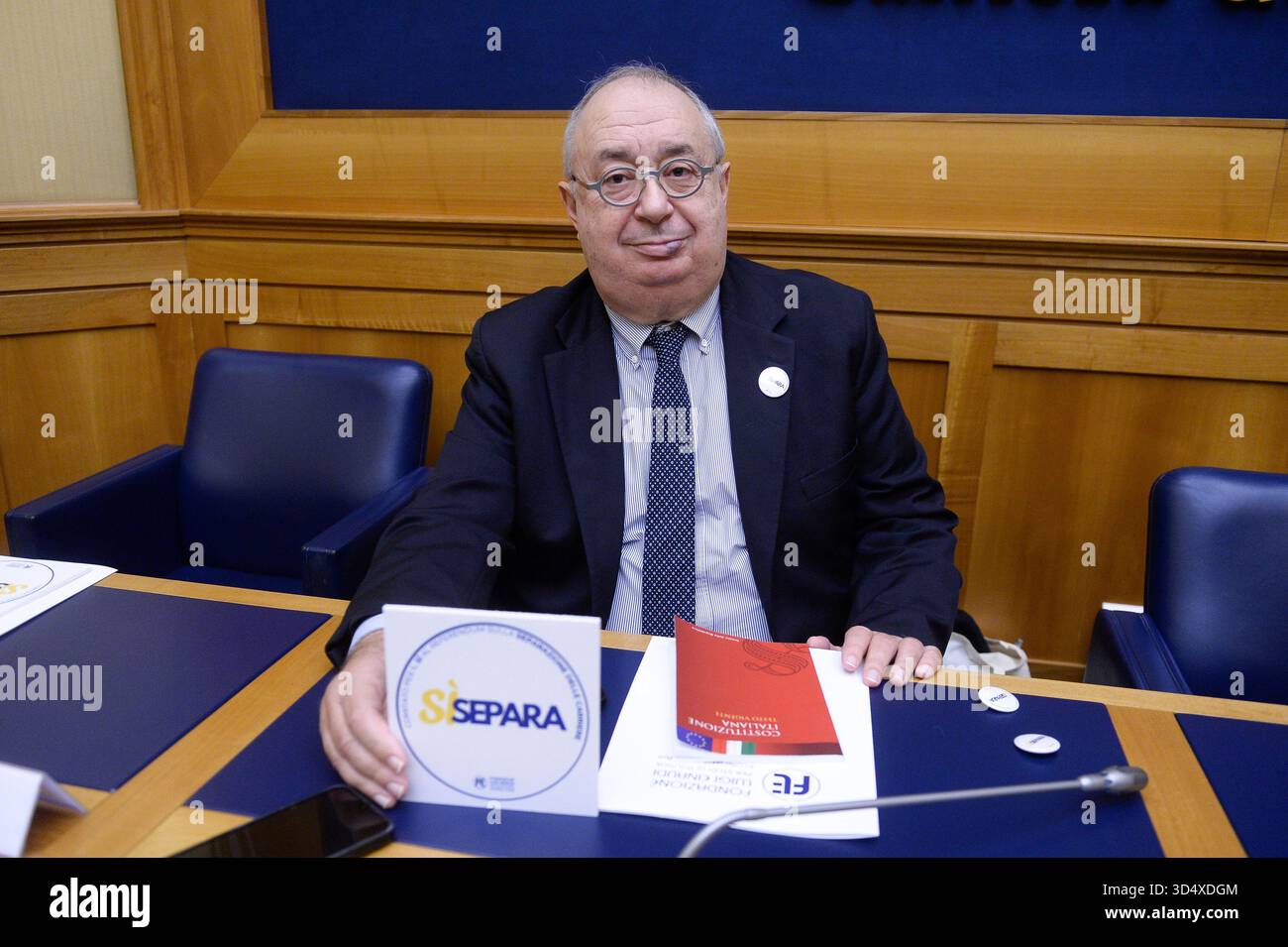 Italien, Rom, 12. November 2025: Pressekonferenz für die Präsentation des "Ja-getrennten" Ausschusses für das "Ja" im Referendum über die Trennung von Laufbahnen in der Justiz. Auf dem Foto der Rechtsanwalt Giuseppe Benedetto, Präsident der Luigi Einaudi Stiftung Foto © Stefano Carofei/Sintesi/Alamy Live News Stockfoto