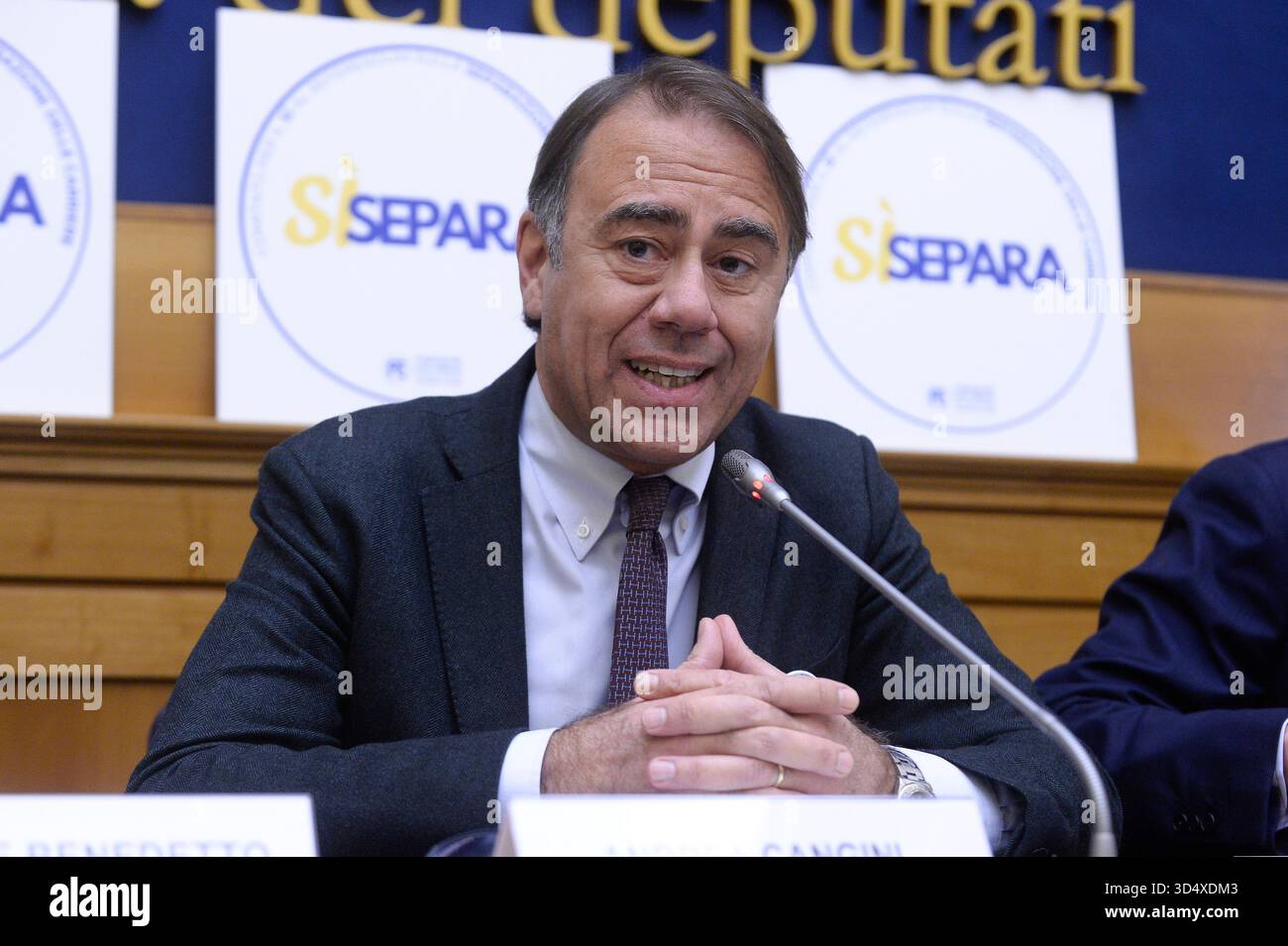 Italien, Rom, 12. November 2025: Pressekonferenz für die Präsentation des "Ja-getrennten" Ausschusses für das "Ja" im Referendum über die Trennung von Laufbahnen in der Justiz. Auf dem Foto Andrea Cangini, Sekretärin der Luigi-Einaudi-Stiftung Foto © Stefano Carofei/Sintesi/Alamy Live News Stockfoto
