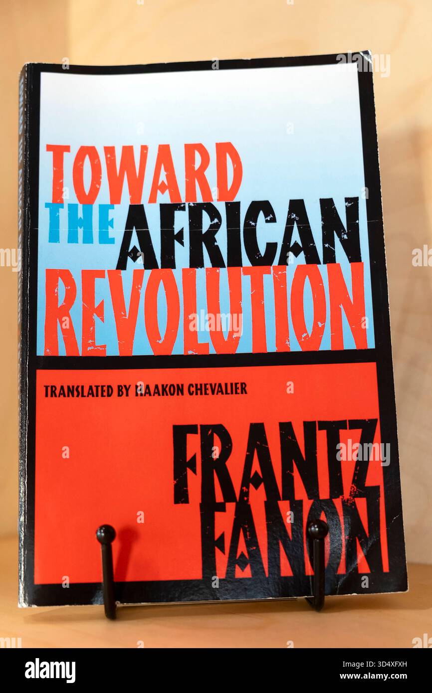 „Towards the African Revolution“-Buchcover des Autors Frantz Fanon im Buchregal in London England, Großbritannien KATHY DEWITT Stockfoto