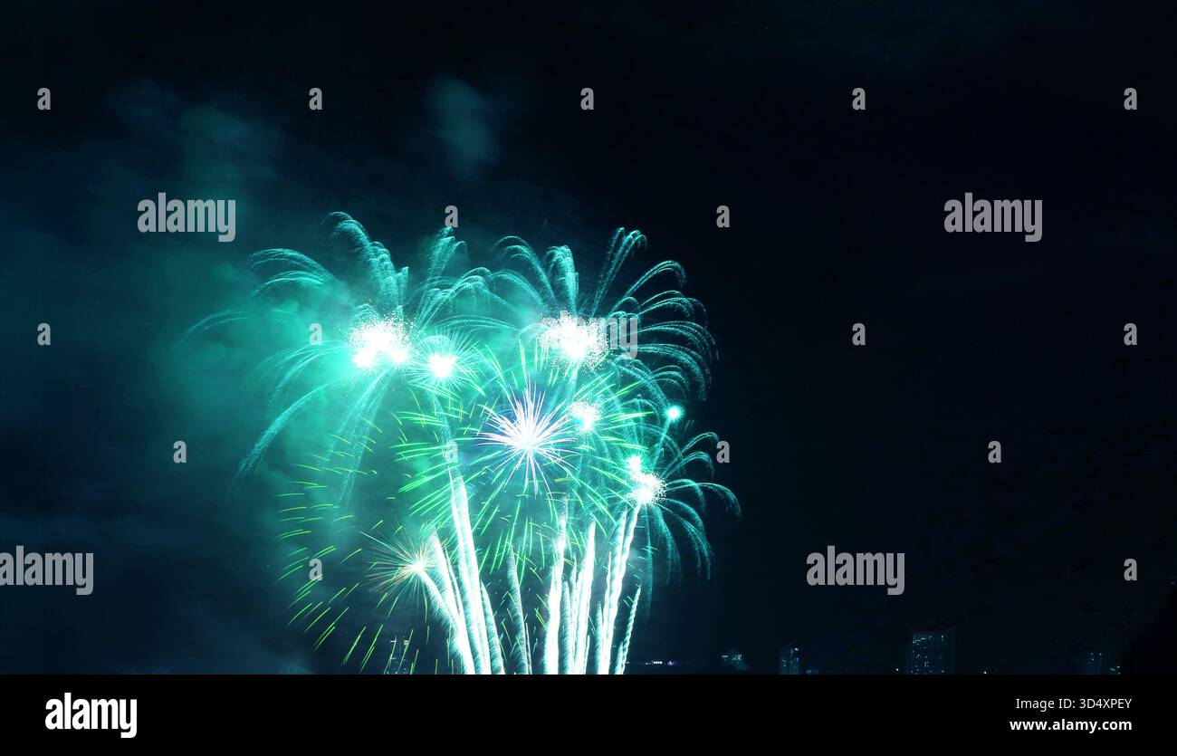 Atemberaubendes, leuchtendes arktisches blaues Feuerwerk, das am Nachthimmel explodiert Stockfoto