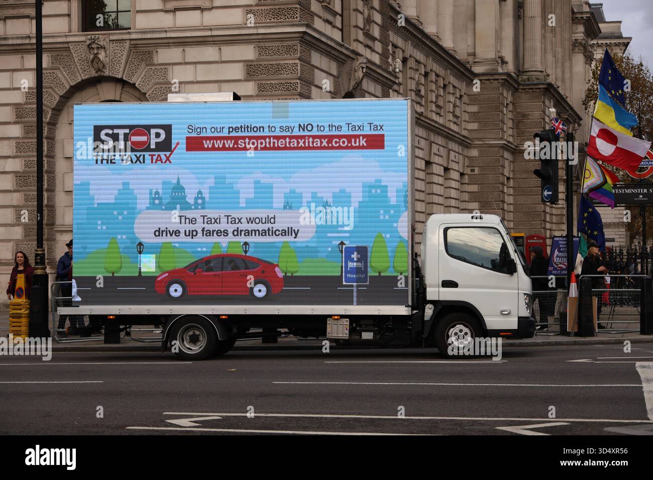 London, Großbritannien. November 2025. Ein Van fährt mit einer großen Plakatwand zum Parliament Square, um gegen die Taxisteuer zu protestieren und zu verhindern, dass 20 Prozent Mehrwertsteuer auf Privatvermietung und Minitaxifahrten in London, England, erhoben wird. (Foto von 李世惠/siehe Li/Picture Capital) Credit: Siehe Li/Picture Capital/Alamy Live News Stockfoto