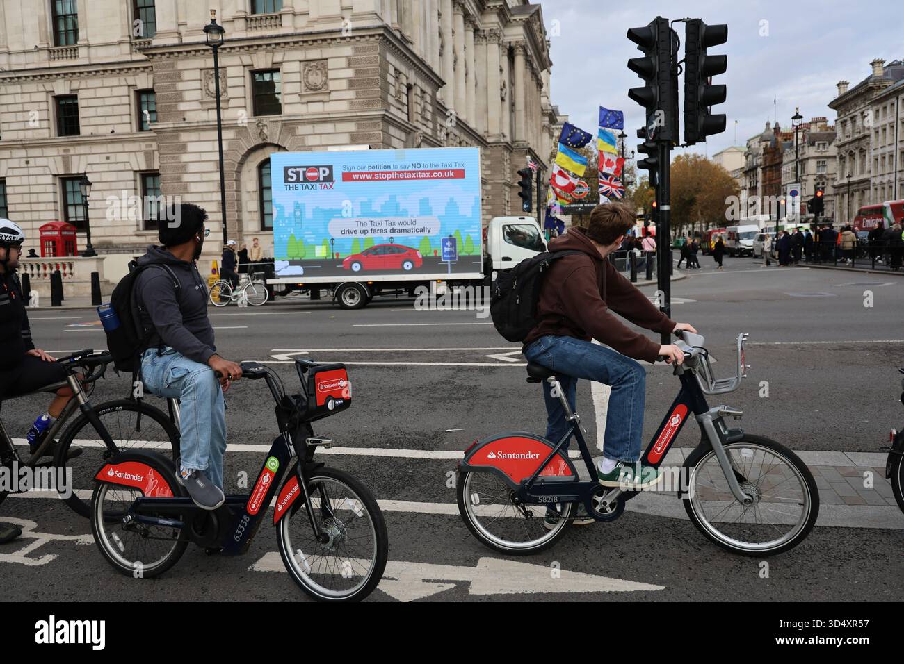 London, Großbritannien. November 2025. Ein Van fährt mit einer großen Plakatwand zum Parliament Square, um gegen die Taxisteuer zu protestieren und zu verhindern, dass 20 Prozent Mehrwertsteuer auf Privatvermietung und Minitaxifahrten in London, England, erhoben wird. (Foto von 李世惠/siehe Li/Picture Capital) Credit: Siehe Li/Picture Capital/Alamy Live News Stockfoto