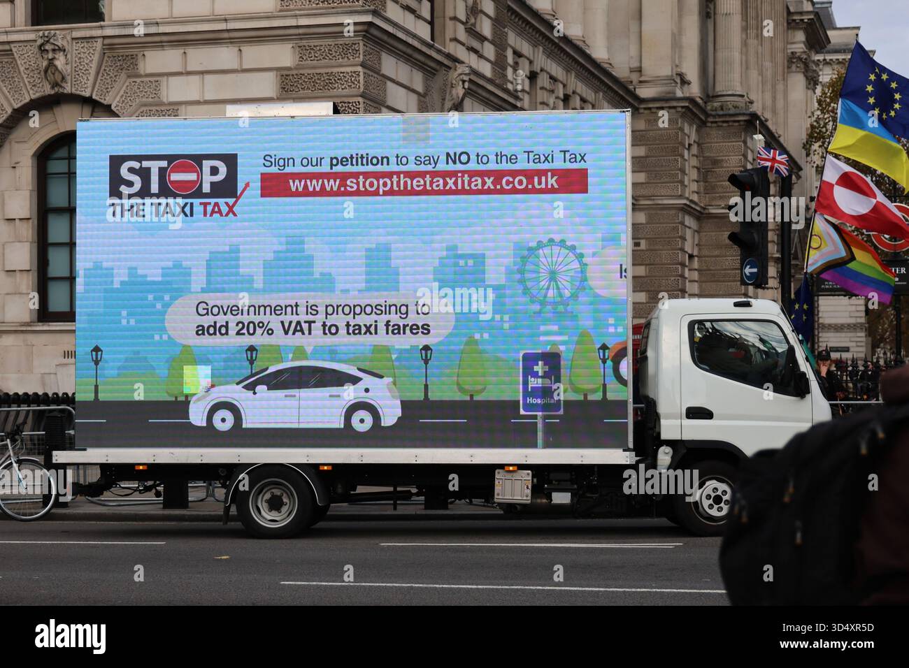 London, Großbritannien. November 2025. Ein Van fährt mit einer großen Plakatwand zum Parliament Square, um gegen die Taxisteuer zu protestieren und zu verhindern, dass 20 Prozent Mehrwertsteuer auf Privatvermietung und Minitaxifahrten in London, England, erhoben wird. (Foto von 李世惠/siehe Li/Picture Capital) Credit: Siehe Li/Picture Capital/Alamy Live News Stockfoto