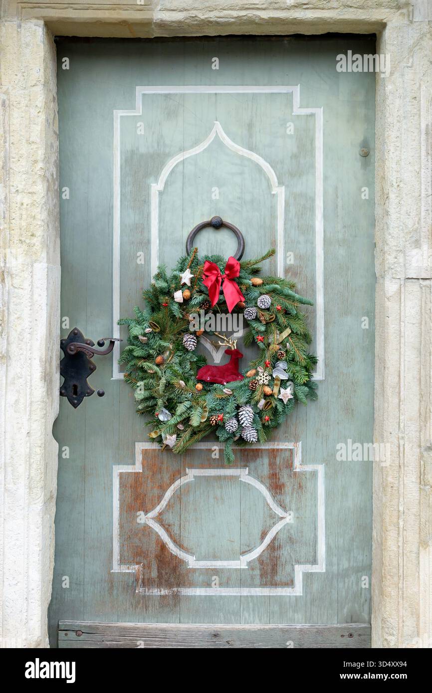 adventskranz aus Naturfichte an der alten Holztür. Stockfoto