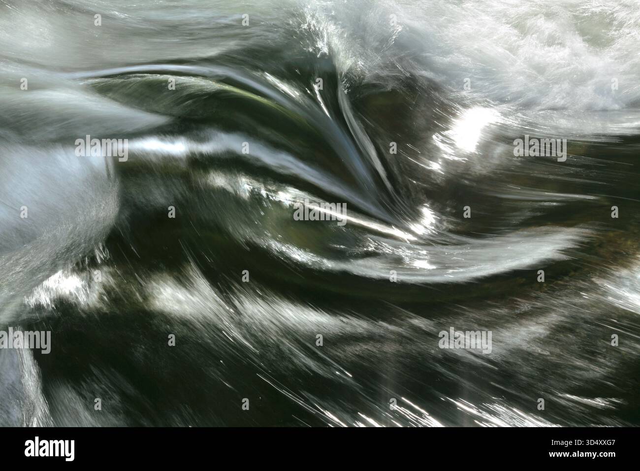 Das Wasser des Flusses stürzt herunter und wirbelt über Felsen in Nordwales. Stockfoto