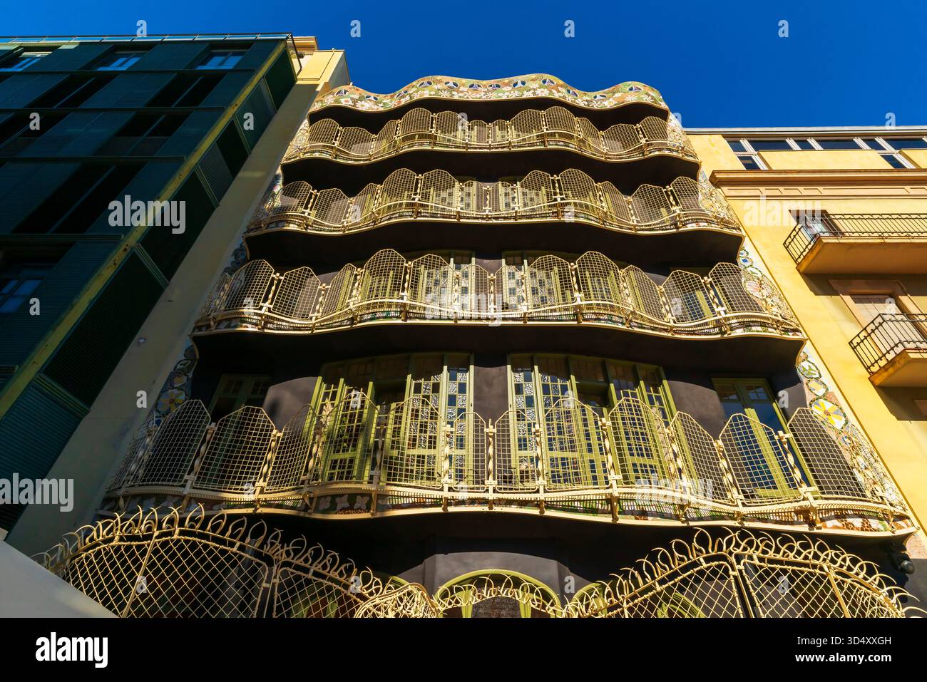 Die hintere Fassade mit Schmiedearbeiten, Holz und Stuck, versteckt unter der ... von Antoni Gaudi entworfenen Casa Batlló, ist ein Gebäude von Passeig de Gràcia in der Stockfoto