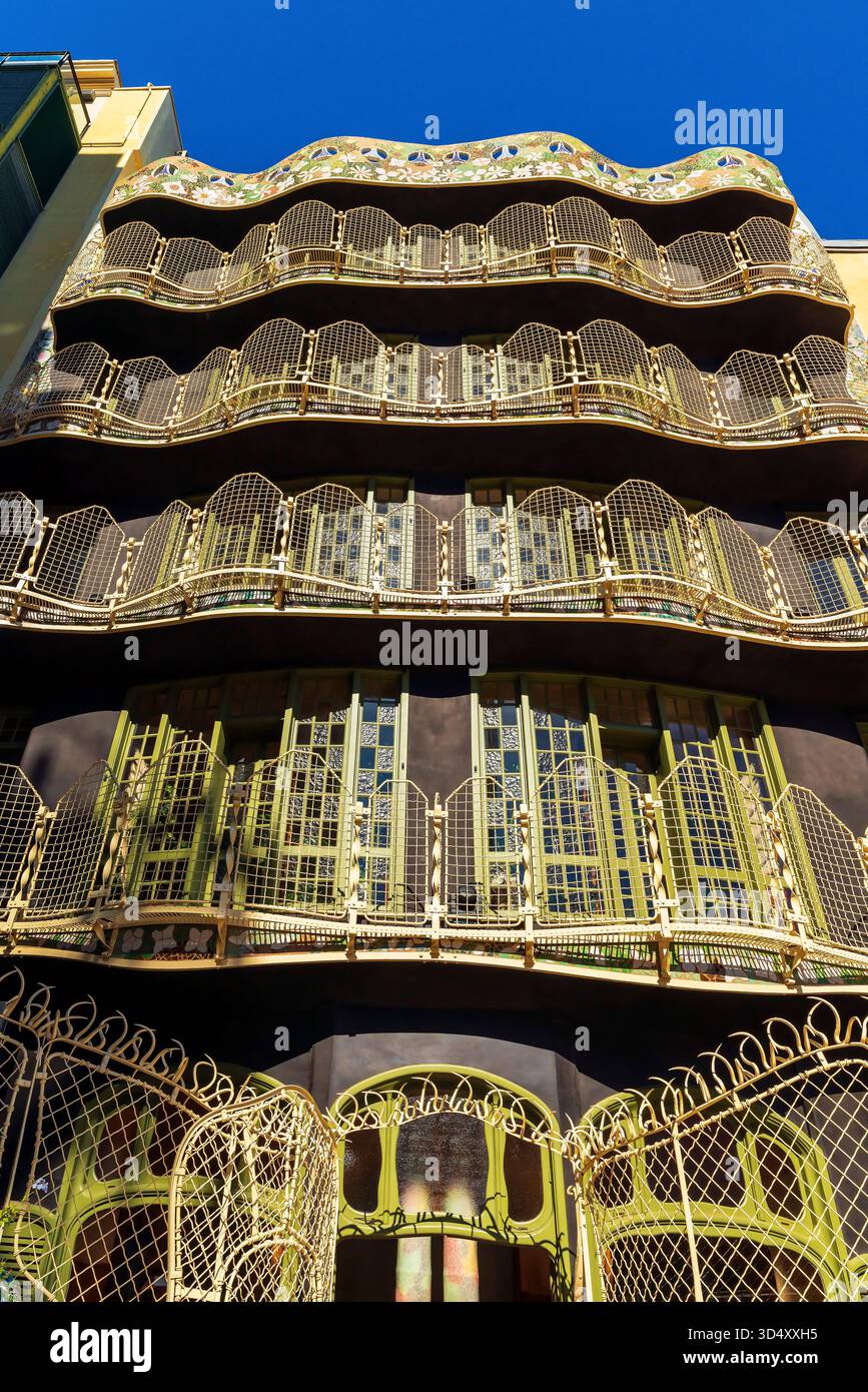 Die hintere Fassade mit Schmiedearbeiten, Holz und Stuck, versteckt unter der ... von Antoni Gaudi entworfenen Casa Batlló, ist ein Gebäude von Passeig de Gràcia in der Stockfoto