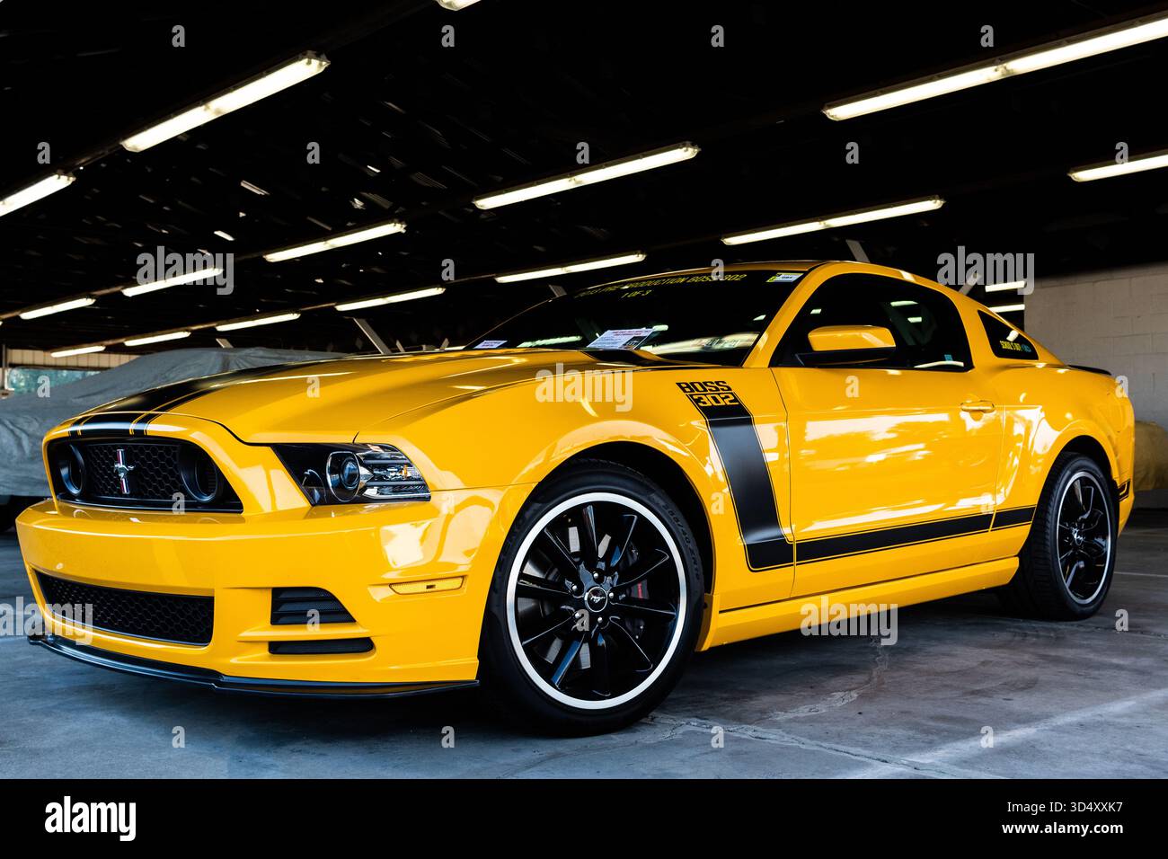 2013 Ford Mustang Boss 302 Laguna Seca Edition in Schulbus Gelb, schwarze Streifen. Muscle Car in begrenzter Produktion in der Garage. Keine Personen. Stockfoto