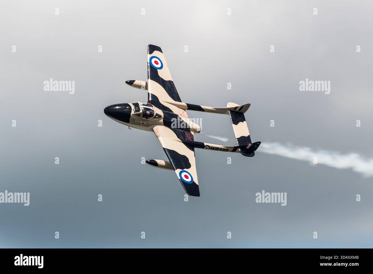 De Havilland Vampire Jet-Flugzeug, das während einer Flugschau ein Flugmanöver durchführt. Dieser historische britische Militärjet zeigt die Luftfahrt aus der Zeit des Kalten Krieges. Stockfoto