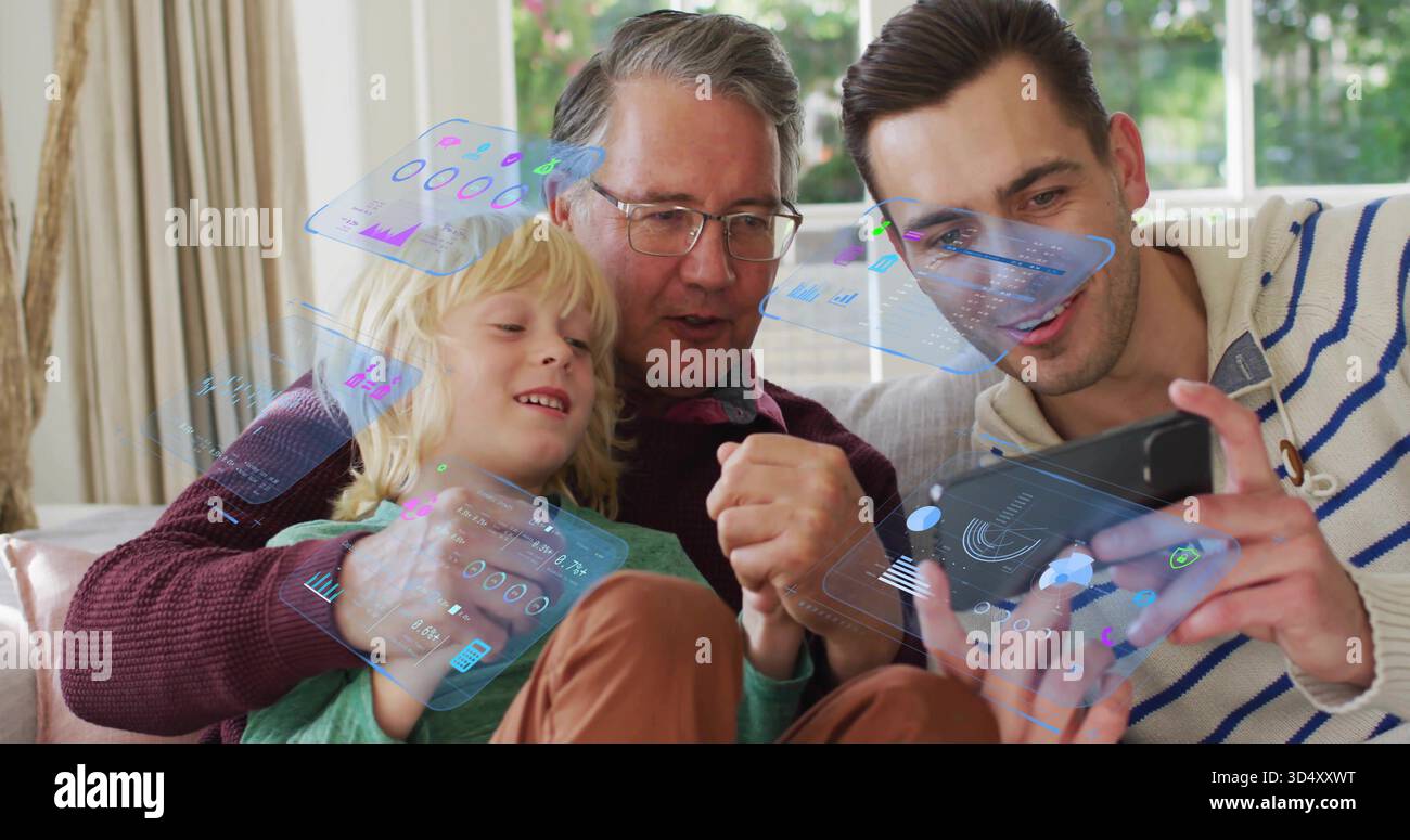 Zeigt ein Tablet, einen Mann, der zu Hause auf dem Sofa auf die Holo-UI tippt, Großvater mit Brille und Sohn beobachtet Stockfoto