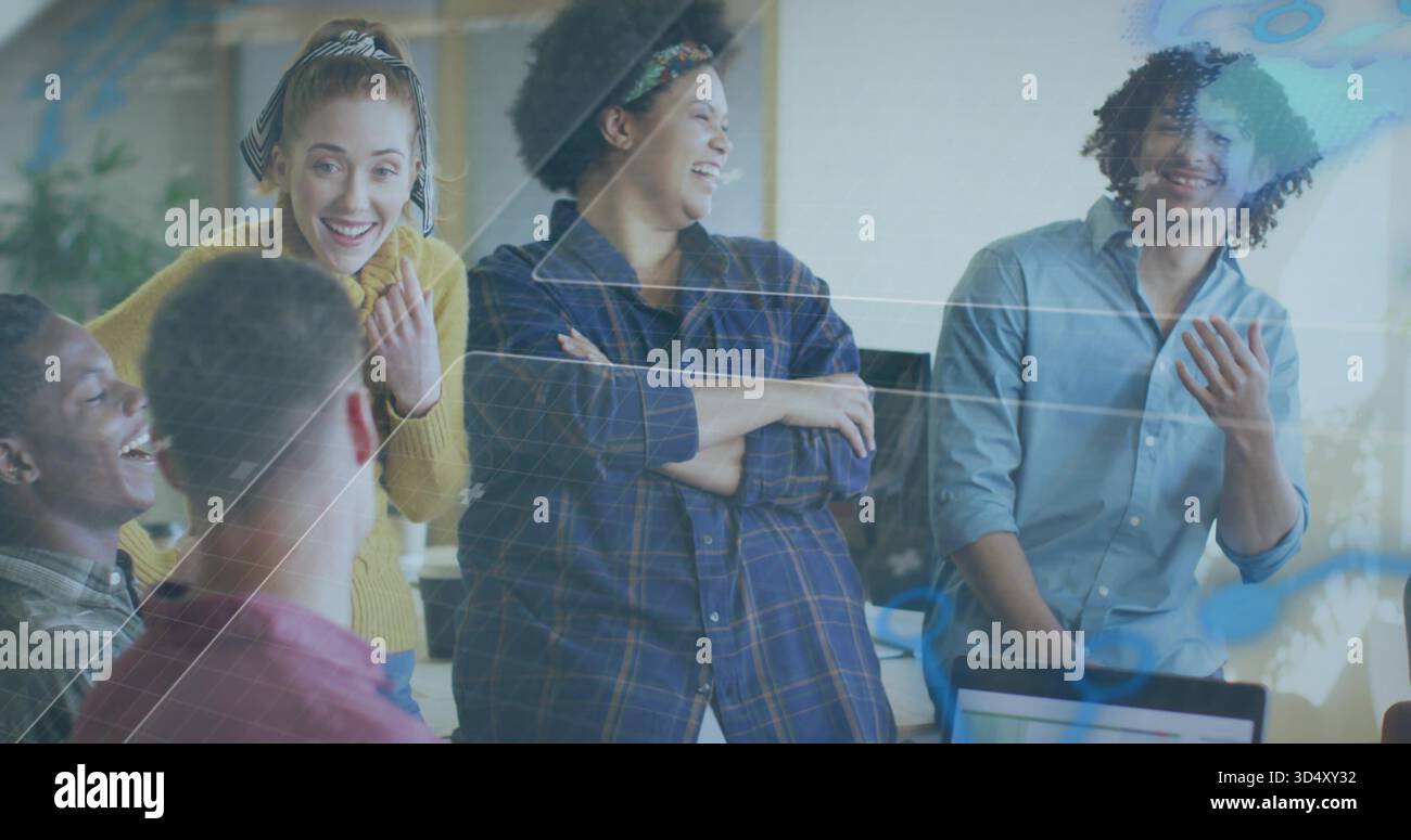 Lachende sechs Gelegenheitskollegen diskutieren am Schreibtisch mit Laptop und reflektierendem Glasüberzug Stockfoto