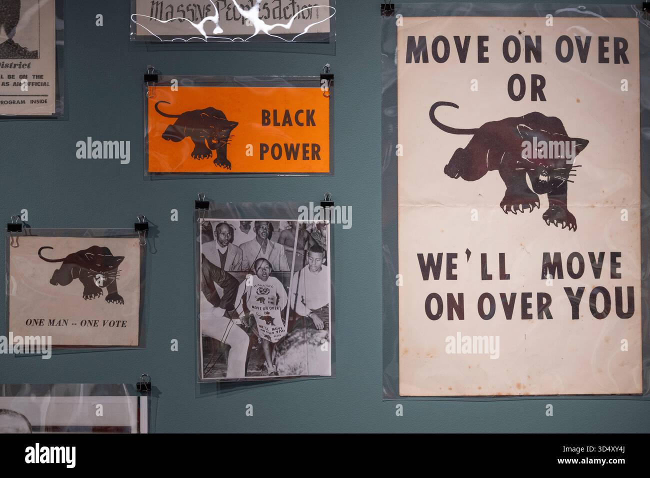 Shapero Rare Books, New Bond Street, London, Großbritannien. November 2025. Die Hilary Gerrard Collection of Burroughs and the Long Sixties ist bei Shapero Rare Books erhältlich. Gedruckte Ephemere der Zeit (1955-75) ist selten und diese große Sammlung, die von Hilary Gerard (1933-2023), Beatle Ringo Starrs Finanzberater und Geschäftsleiter von den 70er Jahren bis 2015, zusammengestellt wurde, ist eine der besten und wird für eine siebenstellige Summe angeboten. Bild: Eine Sammlung von Material der Black Panther and Civil Rights Movement, einschließlich des allerersten Posters der Black Panther Party mit dem Slogan „Move on Over or We will Move on Over Y“ Stockfoto