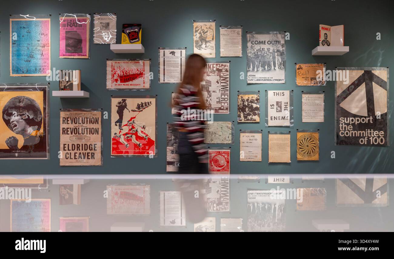 Shapero Rare Books, New Bond Street, London, Großbritannien. November 2025. Die Hilary Gerrard Collection of Burroughs and the Long Sixties ist bei Shapero Rare Books erhältlich. Gedruckte Ephemere der Zeit (1955-75) ist selten und diese große Sammlung, die von Hilary Gerard (1933-2023), Beatle Ringo Starrs Finanzberater und Geschäftsleiter von den 70er Jahren bis 2015, zusammengestellt wurde, ist eine der besten und wird für eine siebenstellige Summe angeboten. Quelle: Malcolm Park/Alamy Live News Stockfoto