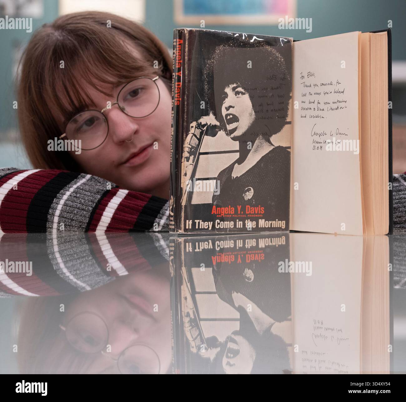 Shapero Rare Books, New Bond Street, London, Großbritannien. November 2025. Die Hilary Gerrard Collection of Burroughs and the Long Sixties ist bei Shapero Rare Books erhältlich. Gedruckte Ephemere der Zeit (1955-75) ist selten und diese große Sammlung, die von Hilary Gerard (1933-2023), Beatle Ringo Starrs Finanzberater und Geschäftsleiter von den 70er Jahren bis 2015, zusammengestellt wurde, ist eine der besten und wird für eine siebenstellige Summe angeboten. Bild: Eine Präsentationskopie von Angela Davis’ erstem Buch, das 1971 im Marin County Gefängnis inhaftiert wurde. Quelle: Malcolm Park/Alamy Live News Stockfoto