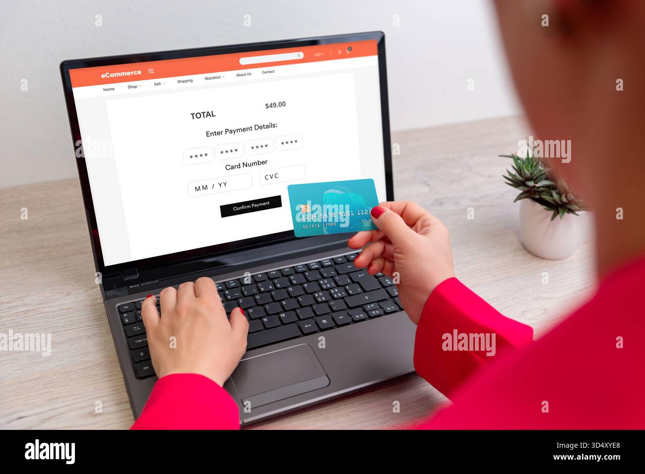 Frau, die Kreditkartendaten für Online-Zahlungen auf dem Laptop eingibt, Konzept der sicheren Kasse, E-Commerce-Transaktionen und digitale Finanztechnologie Stockfoto