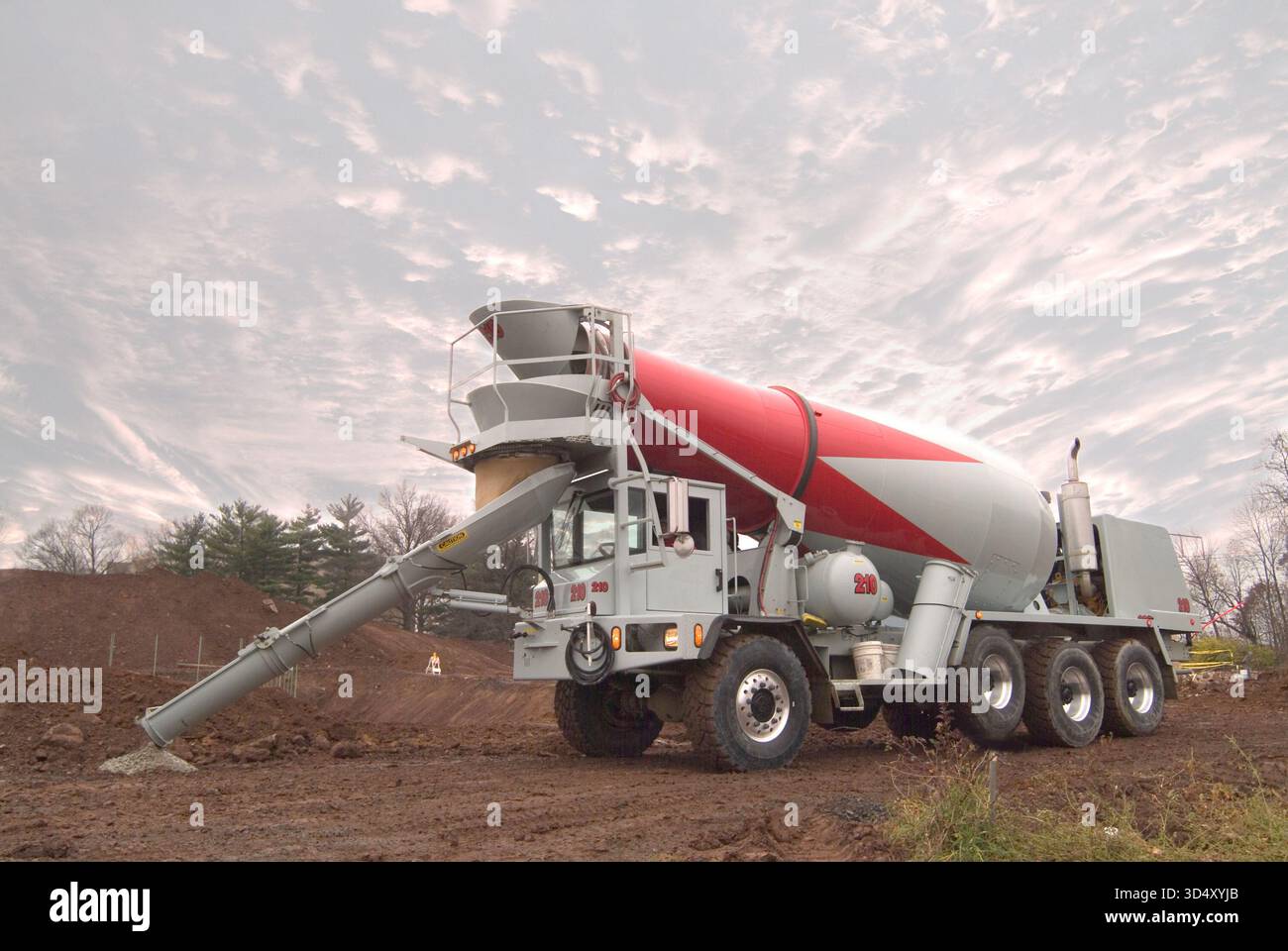 Zementwagen, der Beton gießt, Pennsylvania USA Stockfoto