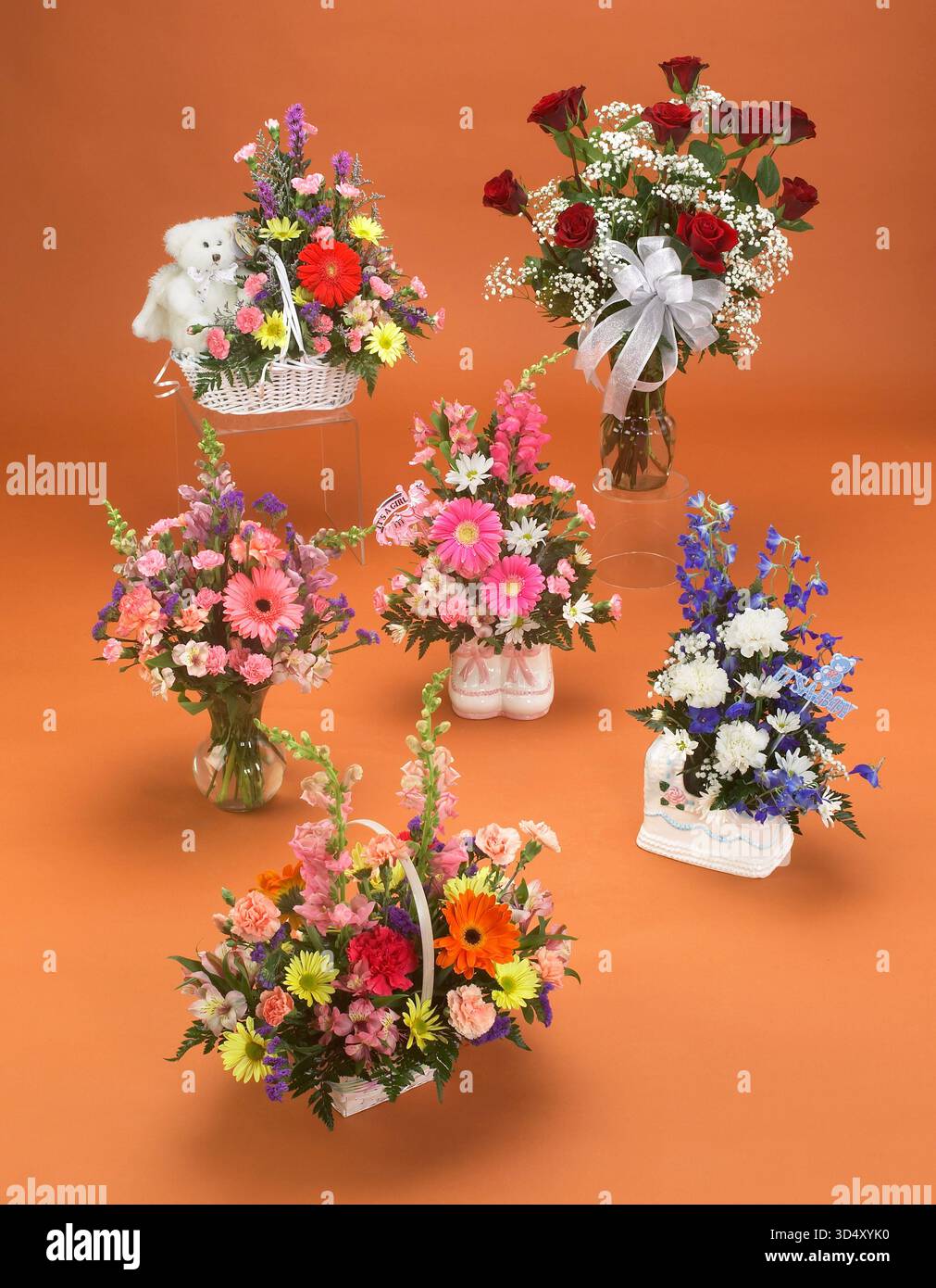 Gruppe von Geschenkartikeln mit Blumenblumen Stockfoto