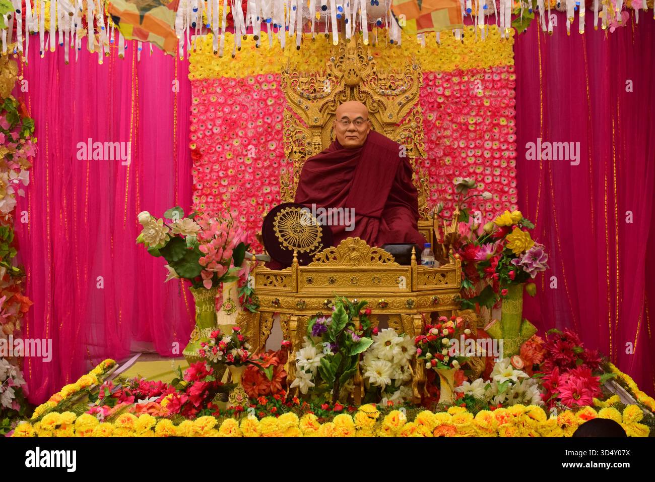 Statue eines buddhistischen Mönchs - Ein Symbol des Friedens und der Aufklärung Stockfoto