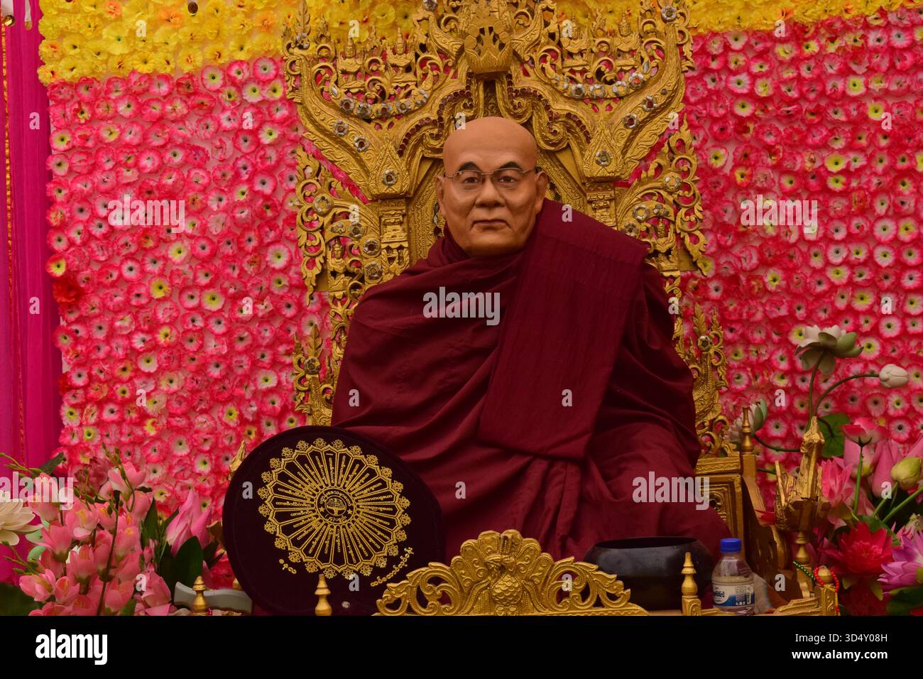 Statue eines buddhistischen Mönchs - Ein Symbol des Friedens und der Aufklärung Stockfoto