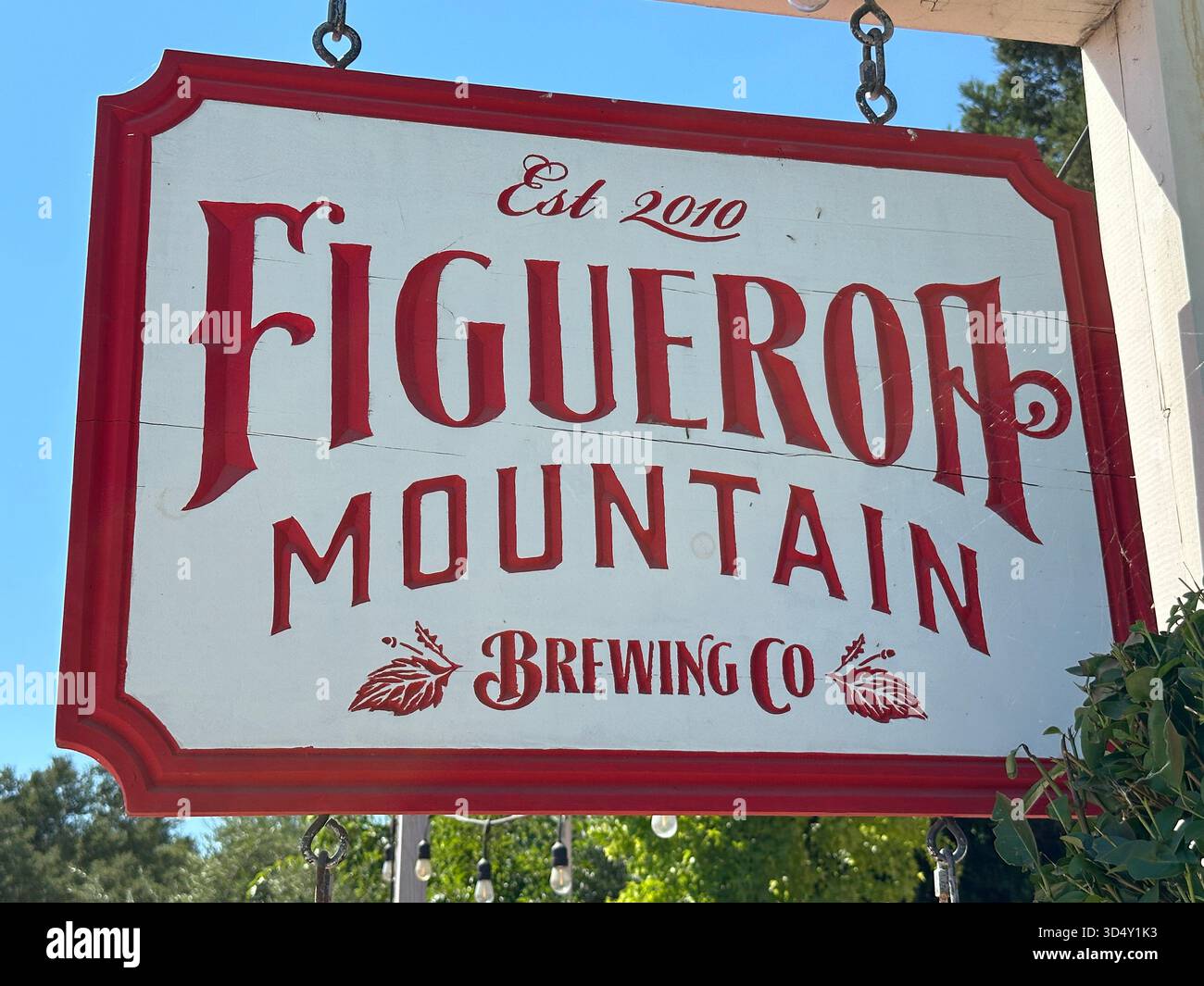 Los Olivos, Kalifornien, USA - 24. August 2025: Ein Schild der Figueroa Mountain Brewing Co. Hängt vor einem der Taprooms des Craft-Bier-Herstellers. - Smartphone-aufgenommenes Stockfoto