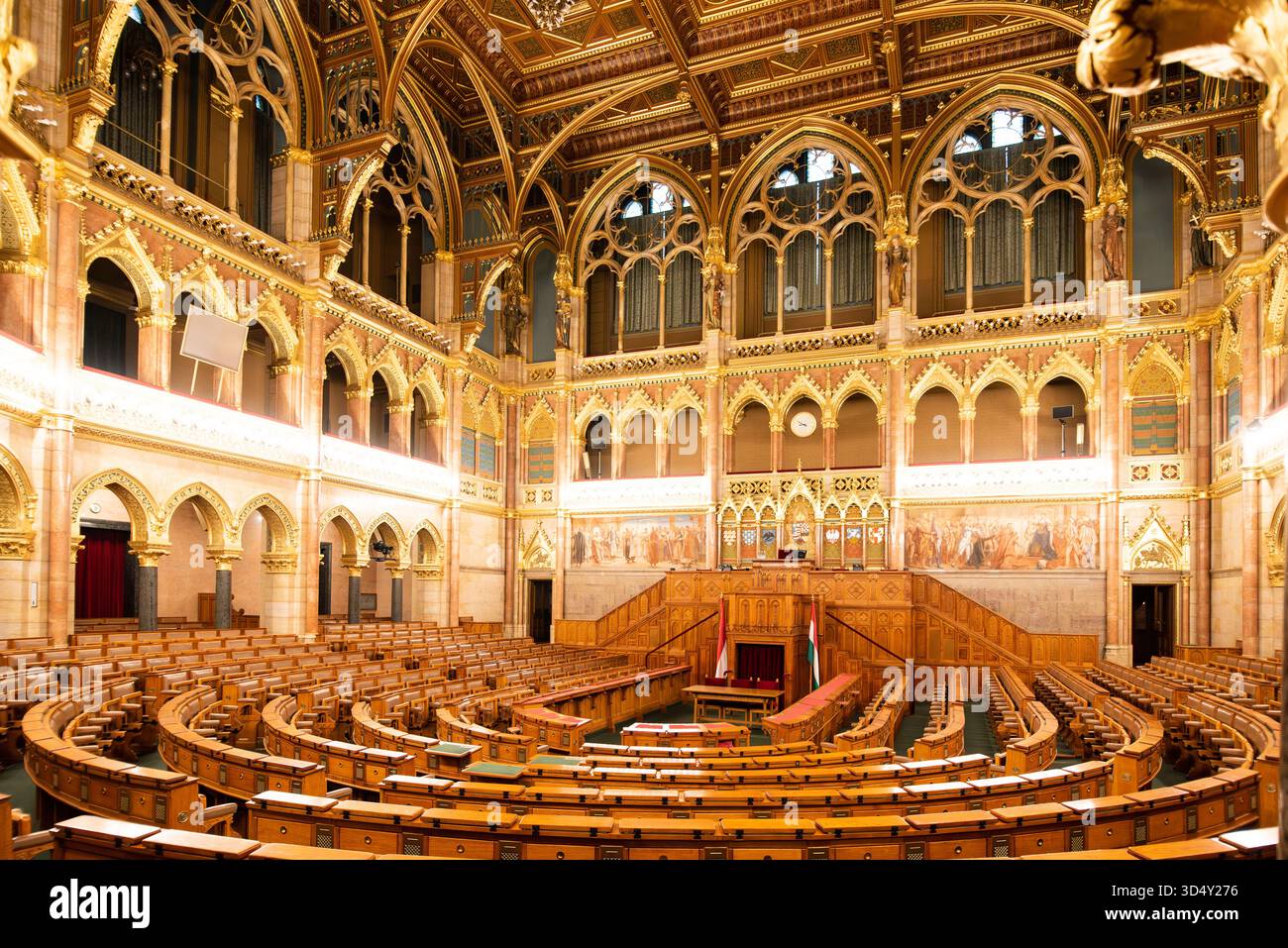 Nur redaktionelle Verwendung. Innenraum des Versammlungssaals des ungarischen Parlamentsgebäudes in Budapest, Ungarn Stockfoto