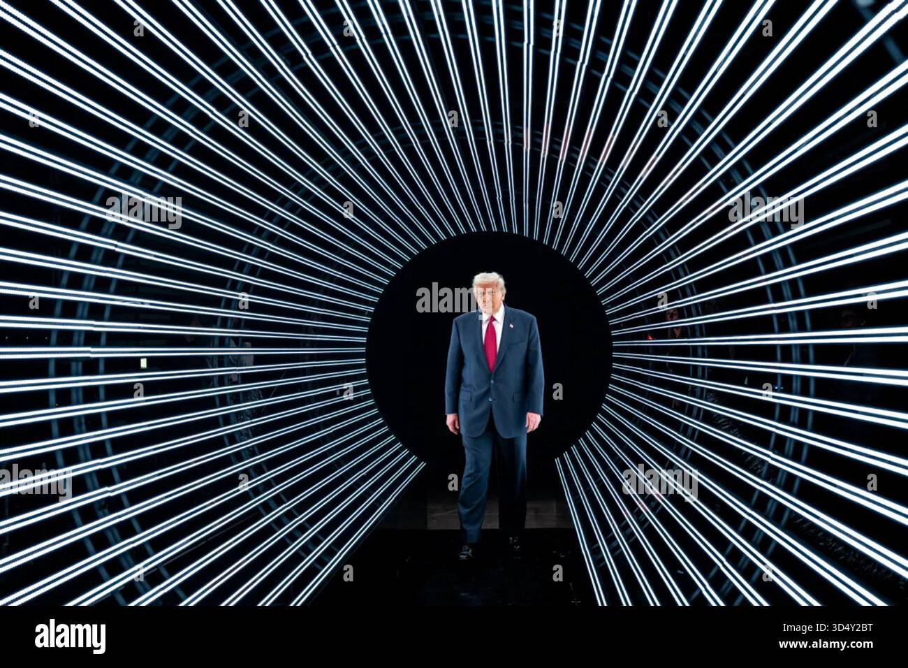 Eine dramatische Eingangsszene, in der Präsident Donald Trump am Mittwoch, den 5. November 2025, durch den Eingang des America Business Forum im Kaseya Center in Downtown Miami spaziert. Bild mit freundlicher Genehmigung des Weißen Hauses. Stockfoto