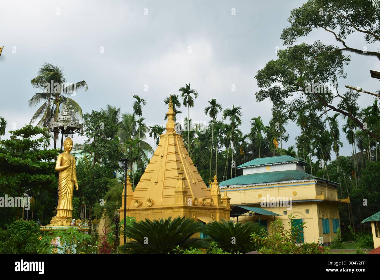 Buddha-Statue in Seema Bihar, Ramu - das spirituelle Herz der Ruhe Stockfoto