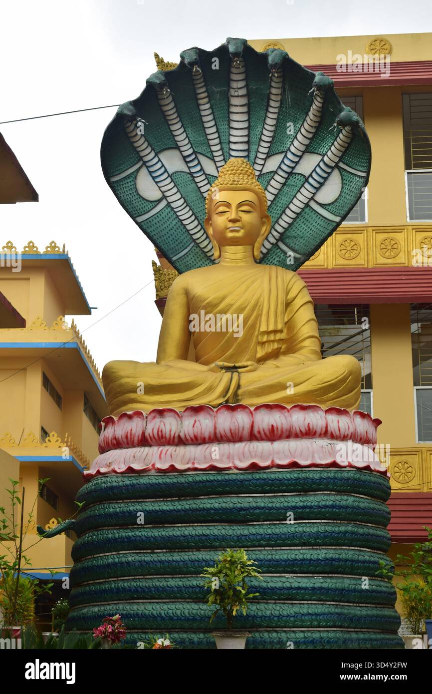 Buddha-Statue in Seema Bihar, Ramu - das spirituelle Herz der Ruhe Stockfoto