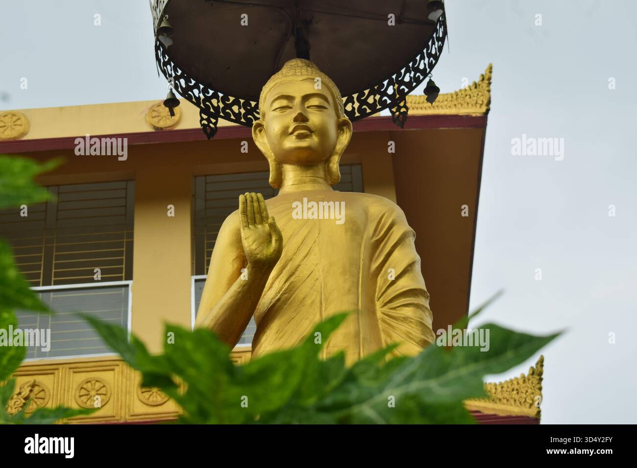 Buddha-Statue in Seema Bihar, Ramu - das spirituelle Herz der Ruhe Stockfoto