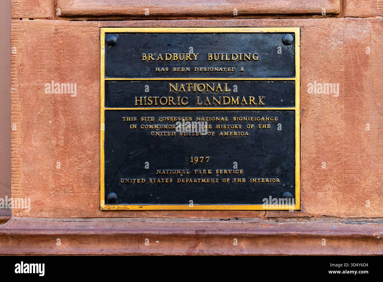 Eine Gedenktafel am Bradbury Building in der Innenstadt von Los Angeles, Kalifornien, die es als National Historic Landmark bezeichnet Stockfoto