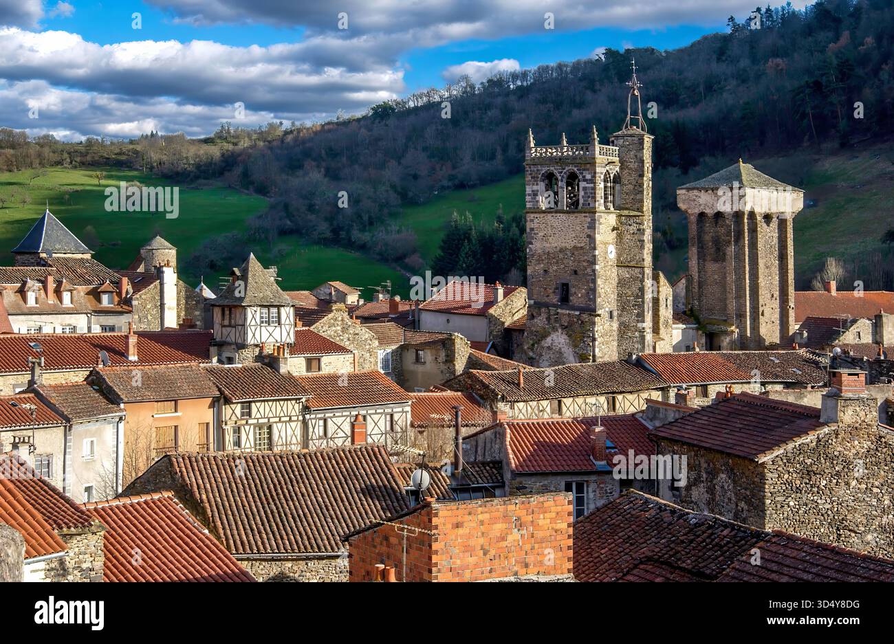Blesle Village, bezeichnet als die schönsten Dörfer Frankreichs. Der Turm von Massadou und der Turm der Kirche Saint-Martin , Stockfoto