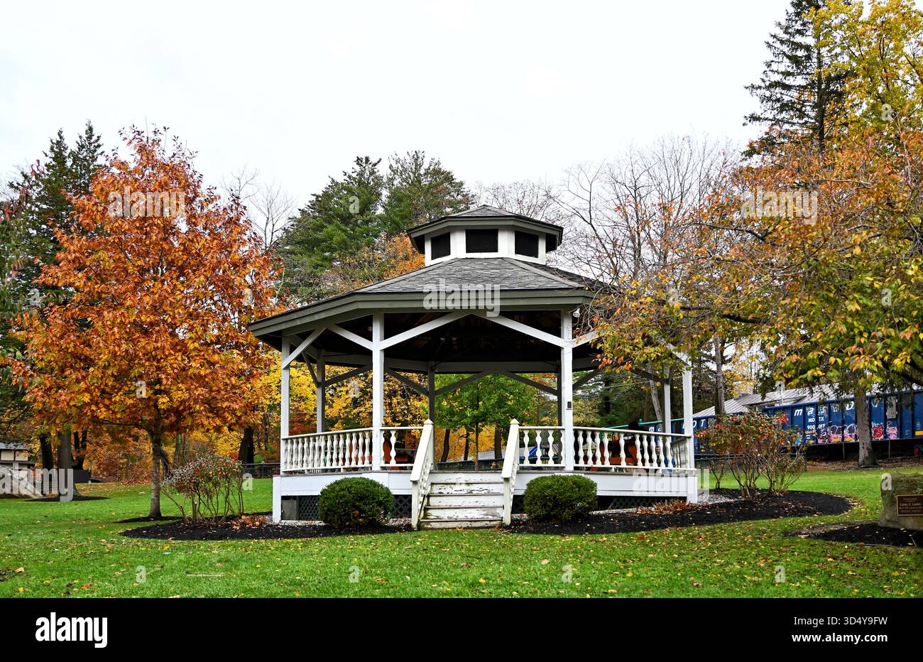 GREAT BARRINGTON, MASSACHUSETTES - 31. Oktober 2025: Pavillon im Rathaus auf der Castle Street. Stockfoto