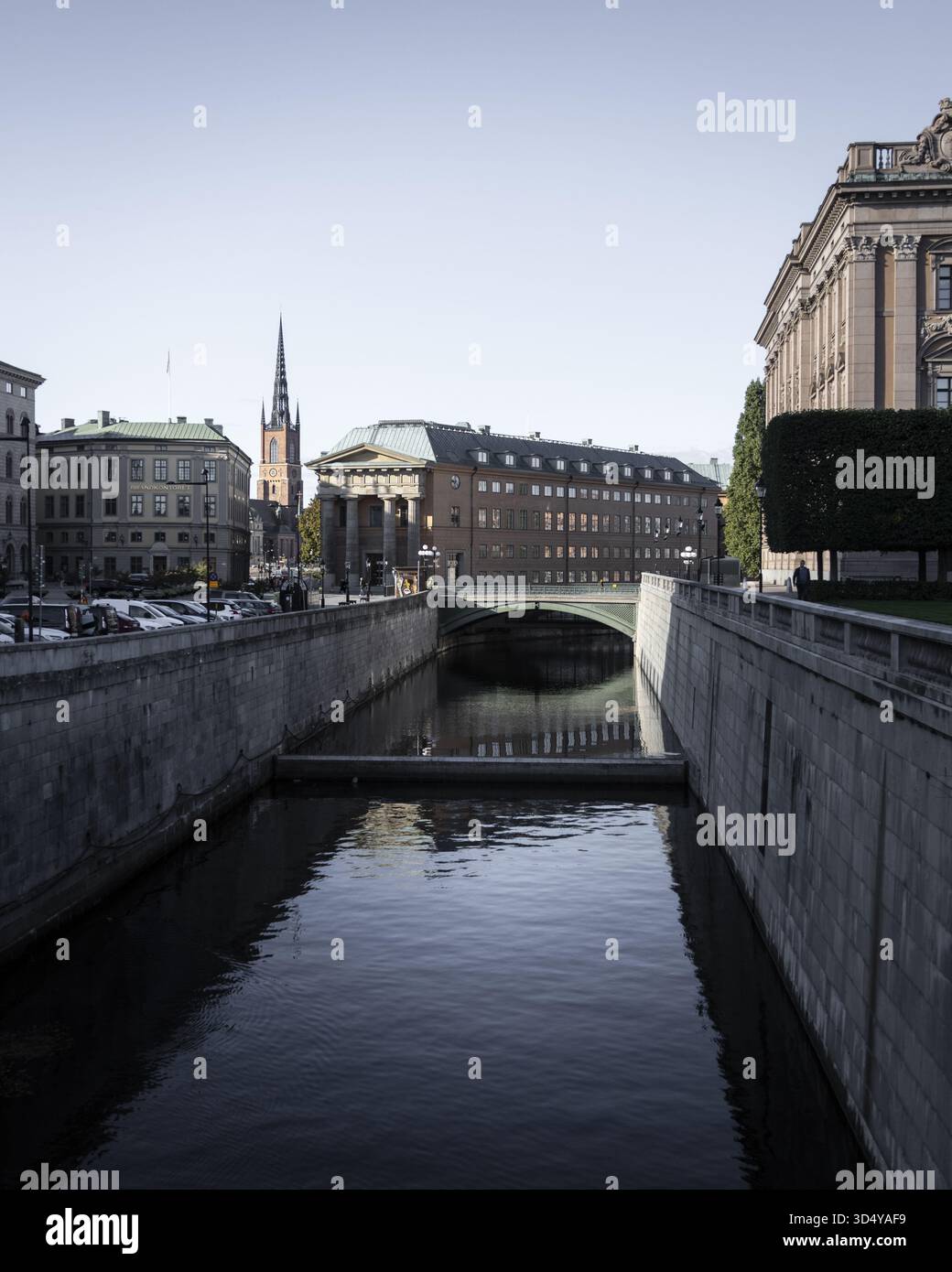 Blick auf dunkles Wasser fließt durch einen schmalen Kanal, Stockholm, Stockholmer County, Schweden. Stockfoto