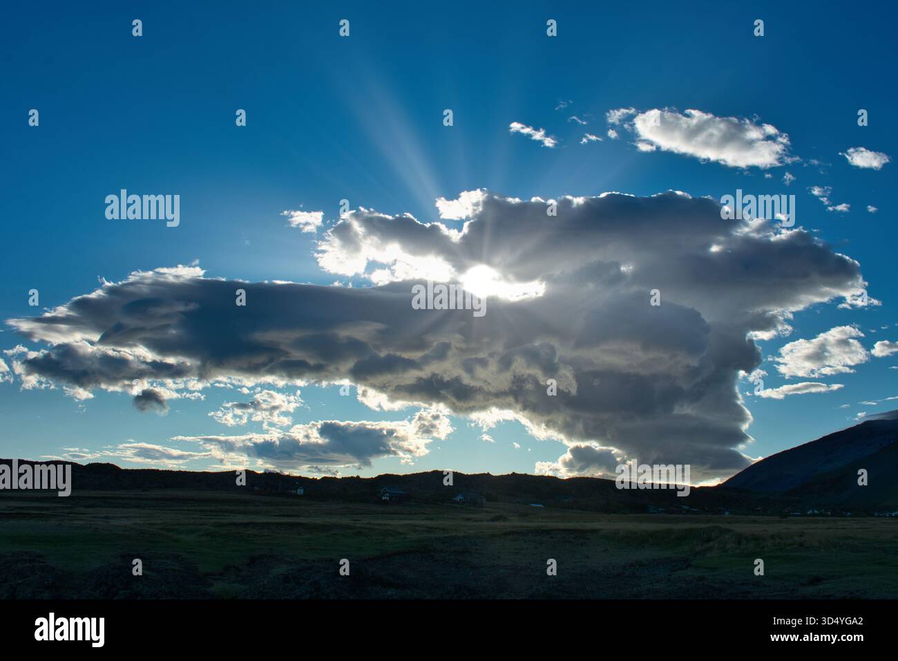 Sonnenstrahlen, die durch die Wolken in Island leuchten Stockfoto