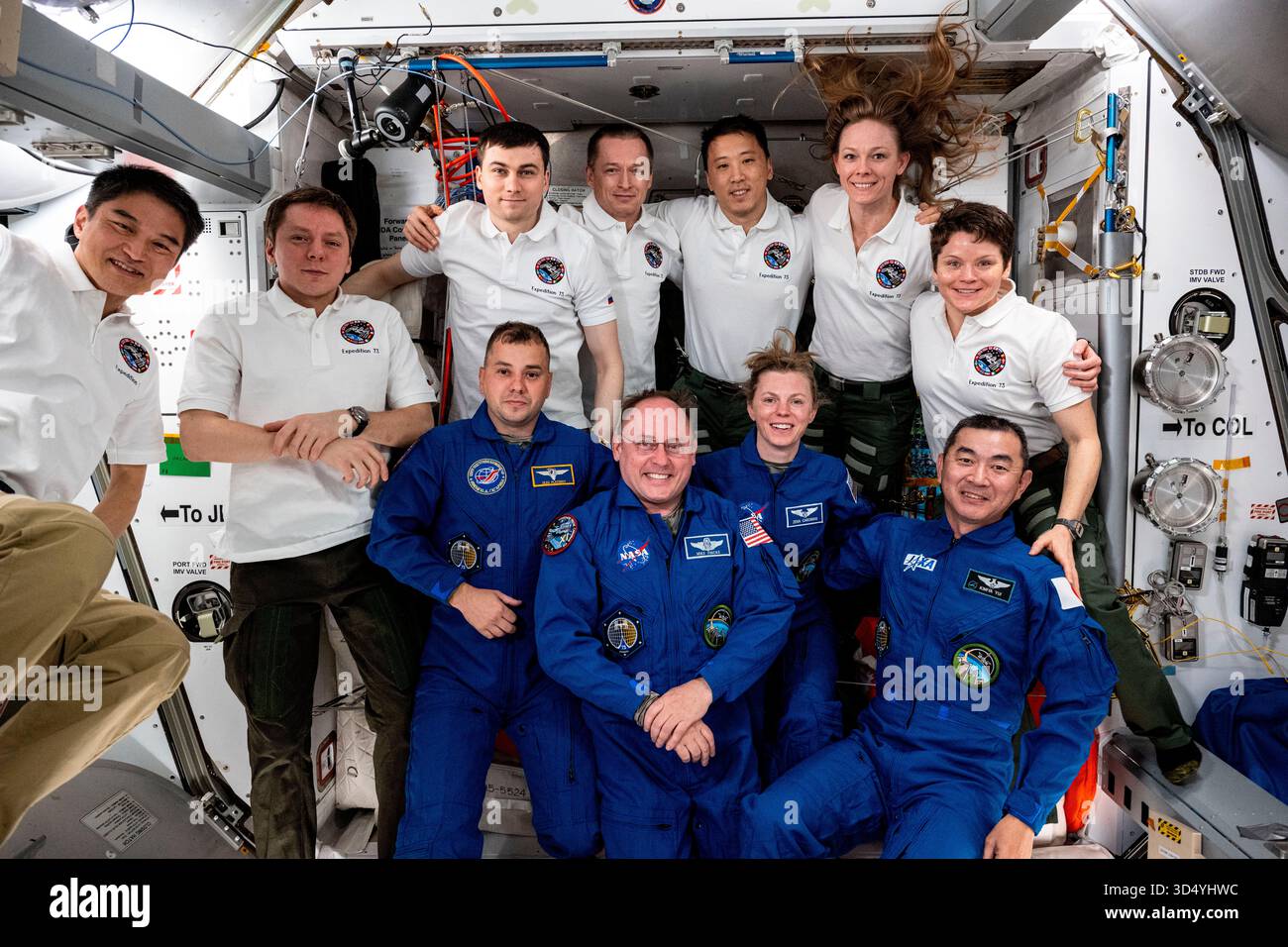 ISS – 2. August 2025 – ISS Expedition 73 posiert für ein Porträt, nachdem sie vier neue Besatzungsmitglieder begrüßt hatte, kurz nachdem sie mit einem SpaceX Dragon Crew-Raumschiff im Rahmen der NASA-Mission SpaceX Crew-11 angekommen waren. In der ersten Reihe von links befinden sich die neuesten Crewkollegen Roscosmos-Kosmonaut Oleg Platonov, die NASA-Astronauten Mike Fincke und Zena Cardman sowie der JAXA-Astronaut Kimiya Yui. In der hinteren Reihe befinden sich JAXA-Astronaut Takuya Onishi, Roscosmos-Kosmonauten Kirill Peskow, Alexey Zubritsky und Sergej Ryschhikow sowie die NASA-Astronauten Jonny Kim, Nichole Ayers und Anne McClain-Pho Stockfoto