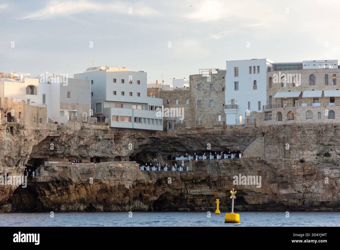 Das Restaurant Grotta Palazzese, ein exklusives Restaurant in einer natürlichen Kalksteinhöhle in Polignano a Mare, Apulien, Italien. Stockfoto