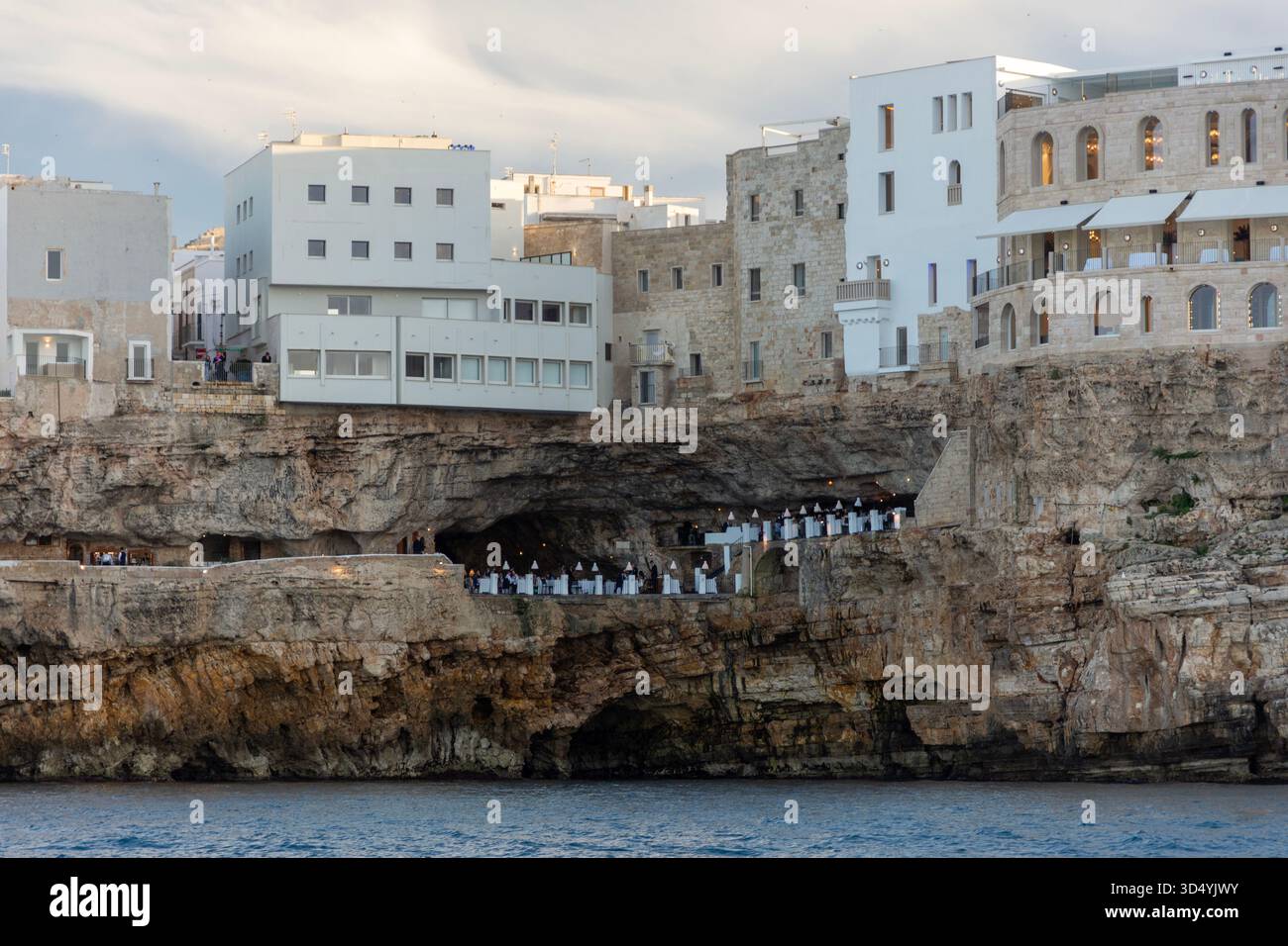 Das Restaurant Grotta Palazzese, ein exklusives Restaurant in einer natürlichen Kalksteinhöhle in Polignano a Mare, Apulien, Italien. Stockfoto