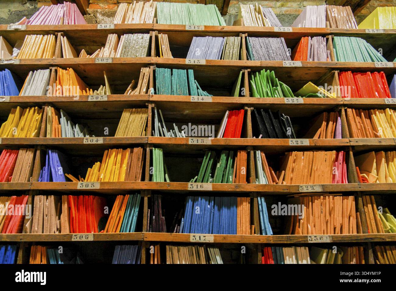 Handwerkskunst, Glasplatten für die Mosaikproduktion von Orsoni, Venedig, Venetien, Italien Stockfoto