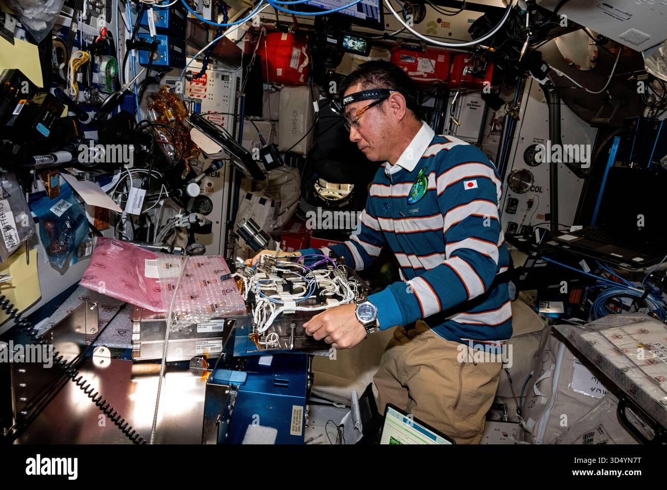 ISS – 22. September 2025 – der Astronaut und Flugingenieur Kimiya Yui der JAXA (Japan Aerospace Exploration Agency) der Expedition 73 macht sich Notizen, während er neue Computer-Netzwerkgeräte im Kibo-Labormodul installiert. Die ethernet-Hub-Upgrades werden Daten schneller und effizienter auf der Internationalen Raumstation übertragen – Foto: Geopix/NASA/Mike Fincke Stockfoto