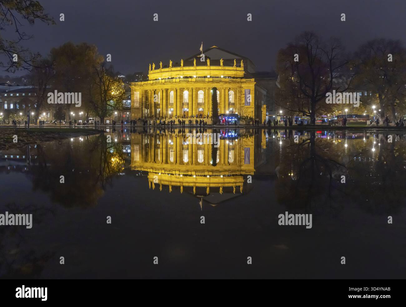 Die Stuttgarter Oper spiegelt sich am Abend im Eckensee wider. Stuttgart, Baden-Württemberg, Deutschland Stockfoto