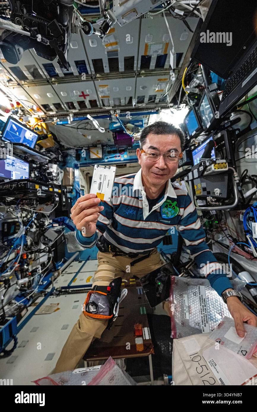 ISS – 19. September 2025 – der Astronaut und Flugingenieur Kimiya Yui der Expedition 73 der JAXA (Japan Aerospace Exploration Agency) zeigt eine Forschungsfestplatte für eine Untersuchung, die untersucht, wie man fortschrittliche Arzneimittel außerhalb der Erde herstellen kann. Die Festplatte ist Teil des Advanced Space Experiment Processor-4 (ADSEP-4) der Internationalen Raumstation, der Proben für eine Vielzahl von Biologie- und Physik-Experimenten in der Schwerelosigkeit verarbeitet - Foto: Geopix/NASA Stockfoto