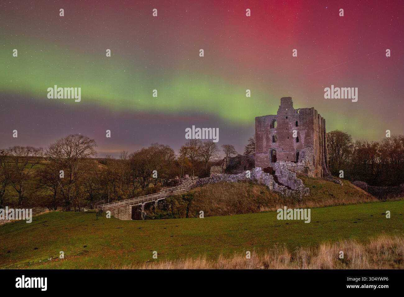 Die Nordlichter (Aurora Borealis) über den Ruinen von Norham Castle Stockfoto