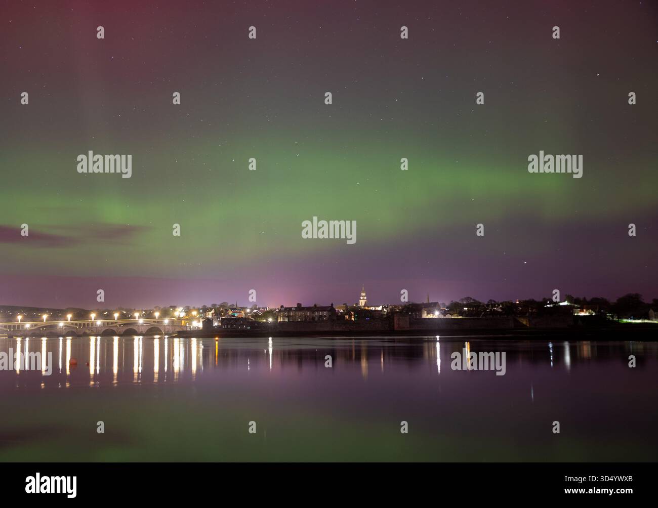 Die Nordlichter (Aurora Borealis) über Berwick upon Tweed in den frühen Morgenstunden des 12. November 2025 Stockfoto