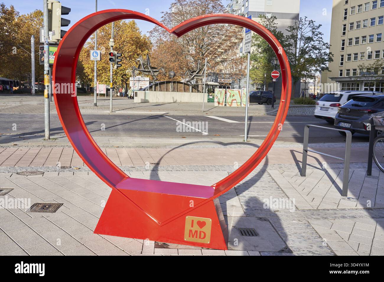 Blick durch das Herz von I Love Magdeburg auf eine Statue der wissenschaftlichen Experimente der Magdeburger Hemisphären in Magdeburg, Sachsen-Anhalt, Deutschland Stockfoto
