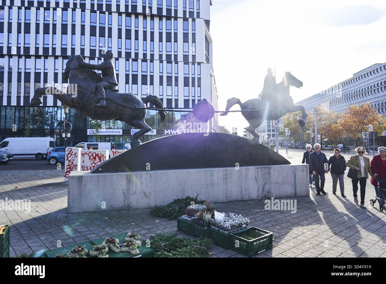 Zum Gedenken an wissenschaftliche Experimente mit der Statue der Magdeburger Hemisphären in Magdeburg, Sachsen-Anhalt. Die Magdeburger Hemisphären A Stockfoto