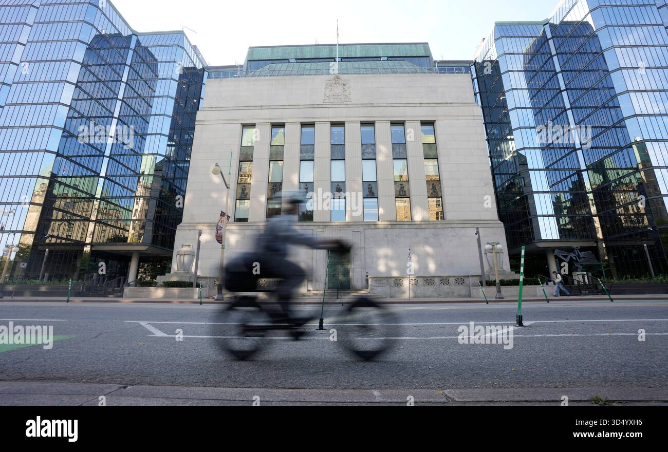 Ottawa, Kanada. September 2025. Ein Radfahrer fährt am Mittwoch, 17. September 2025, an der Bank of Canada in Ottawa vorbei. Quelle: The Canadian Press/Alamy Live News Stockfoto